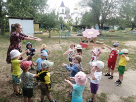 На зарядку становись На зарядку становись.