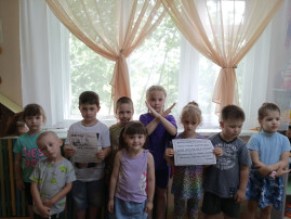 "Закрой окно! Дети летать не умеют!" "Закрой окно! Дети летать не умеют!".