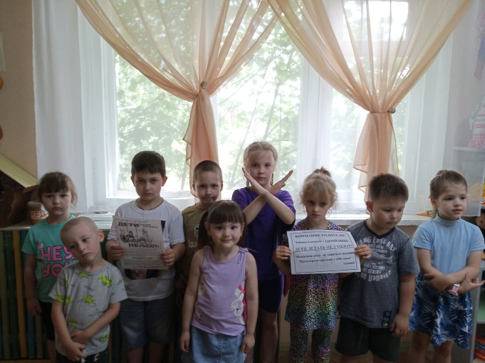 "Закрой окно! Дети летать не умеют!" "Закрой окно! Дети летать не умеют!".