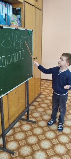 Знакомство с цифрой "8" Знакомство с цифрой "8".